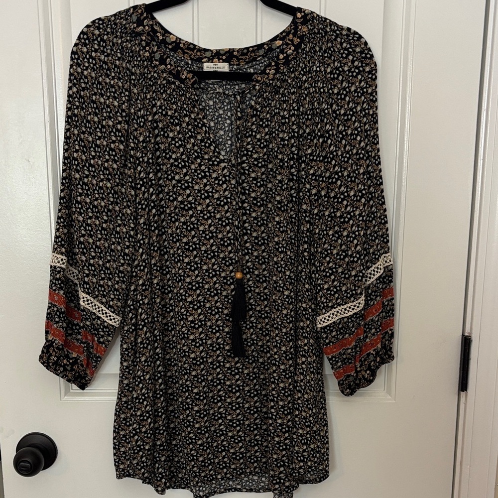 Chic Black and White Blouse with crocheted Details